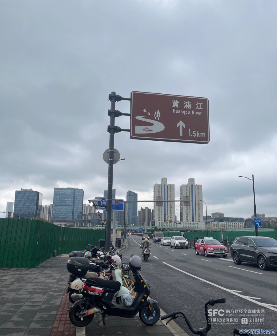 （东安路左侧为125-31地块，右侧为127b-23地块和更聚积黄浦江的127b-24地块。影相：唐韶葵）